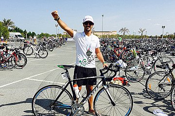 Lucas di Grassi wärmt sich in der Wüste auf