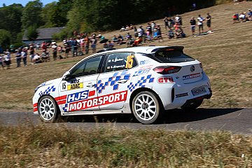 HJS-DRC Junior René Noller feiert den Sieg bei der Saarland-Pfalz Rallye