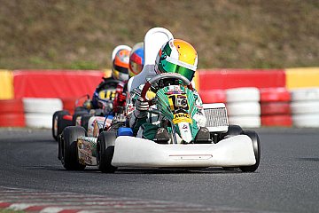 Dennis Peter Scott mischt die Top-Ten auf