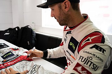 Mit Autogramm: Meister-Overall von René Rast - Foto: DTM