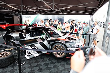 Das DTM-Innovationstaxi wird in der zweiten Saisonhälfte ausschließlich von E-Fuels angetrieben - Foto: ADAC