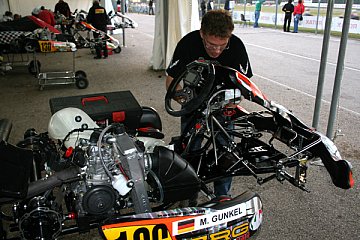 Schrauben und viel Arbeit bei Maximilian Gunkel