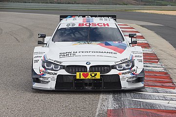 Der BMW M4 DTM steht tief geduckt und breit auf dem Asphalt - Foto: BMW