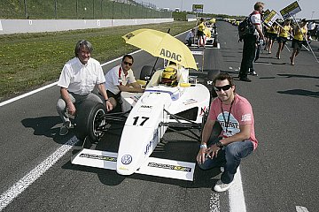 ADAC Sportpräsident Hermann Tomczyk und F1-Star Timo Glock am Auto von ADAC Formel Masters-Laufsieger Pascal Wehrlein