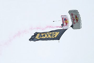 Das neue DTM-Logo kam spektakulär aus der Luft - Foto: ADAC