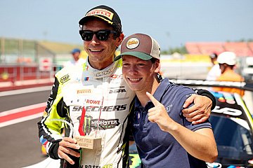 Valentino Rossi (mit Max Hesse) holte sich Platz 1 - Foto: SRO / JEP