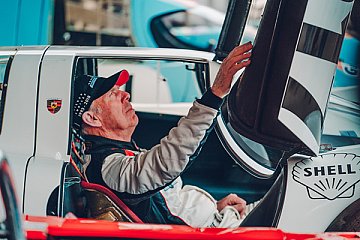 Richard Attwood fuhr zusammen mit Hans Herrmann 1970 den ersten Sieg in Le Mans auf dem 917 KH Coupé ein. Beim 77. Members Meeting in Goodwood lenkte er den 917-001 von 1969 - Foto: Porsche AG