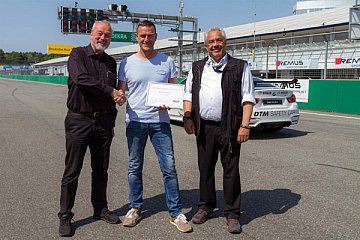 Matthias Dolderer (mitte) mit DSK-Präsident Dr. Karl-Friedrich Ziegahn (links) und Vize-Präsident Karl-Heinz Stümpert (rechts). Foto: Beha