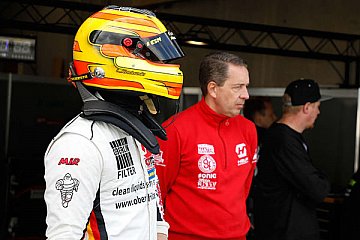 Leon Koslowski wartet auf seinen Einsatz. In Rennen 2 am Sonntag wurde er Zweiter - Foto: gtc-race.de/Trienitz