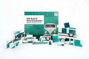 2019 steht ein selbstgebauter VW Bulli unter dem Weihnachtsbaum