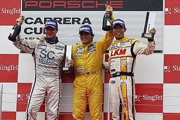 Christian Menzel mit Baird und Sawa auf dem Podium