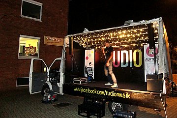 Musiker tritt für Weltrekord auf und besucht TOM-TECH