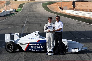 Mario Theissen mit Gewinner Stefan Wackerbauer