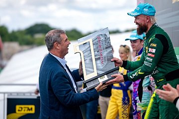 Markus Söder gab sich am Sonntag auf dem Norisring die Ehre und verfolgte vor der eindrucksvollen Zuschauerkulisse den DTM-Sonntagslauf in seiner Heimatstadt Nürnberg. Im Anschluss daran überreichte der Ministerpräsident des Freistaates Bayern auf dem Podium den Pokal an den Rennsieger Nicky Thiim – ein Moment, der die enge Verbindung zwischen dem Norisring-Klassiker und seiner bayerischen Heimat unterstrich - Foto: ADAC
