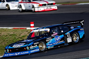 Rasante Unterhaltung verspricht das DRM-Revival, in dem es unter anderem zum Aufeinandertreffen der Gruppe-5-Boliden kommt. Traditionell an der Spitze: Die spektakulären Ford Capri Turbo aus jener Zeit - Foto: OGP / Gruppe C