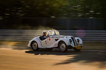 Uli Sauer (Iserlohn) startete mit seinem BMW 328 im Feld der Vorkriegsrennwagen und absolvierte seinen 49. AvD-Oldtimer-Grand-Prix. Im kommenden Jahr kann er damit gemeinsam mit der Veranstaltung die 50. Auflage feiern! - Foto: AvD-Oldtimer-Grand-Prix / Gruppe C