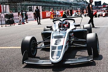 Carrie Schreiner kurz vor dem Start in der F1 Academy in Monza