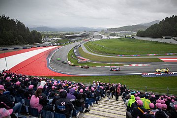 Rund 2.000 Gäste von BWT verfolgten die Rennaction in Spielberg - Foto: ADAC