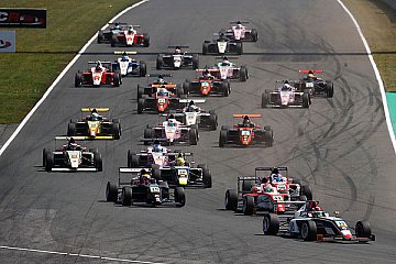 Starterfeld in Oschersleben - Foto: ADAC Formel 4