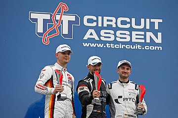 Das Gesamtpodium der GT4-Piloten mit Sieger Kevin Rohrscheidt (Mitte), Leon Koslowski (l.) und Florian Boehnisch (r.) - Foto: gtc-race.de/Trienitz