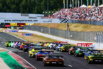Rund 35.000 Zuschauer erlebten in Oschersleben einen hochklassigen DTM-Auftakt - Foto: ADAC