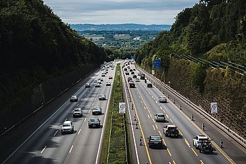 Entspannt und sicher trotz Stau: Tipps für die Fahrt in den Osterurlaub