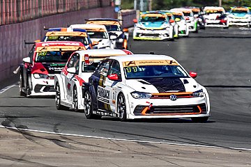 Schnelle Rundenzeiten und Podiumsplätze – Max Kruse Racing siegreich in Zolder