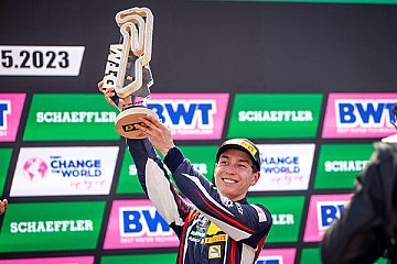 Jack Aitken sicherte sich und seinem Team Emil Frey Racing den dritten Podiumsplatz - Foto: ADAC