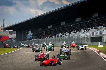 Die Historie kommt nicht zu kurz. Die Kindertage der Formel 1 (im Foto: die Historic Grand Prix Cars bis 1965) werden beim AvD-Oldtimer-Grand-Prix ebenso dokumentiert wie die Ära der Vorkriegsrennwagen - Foto: Gruppe C / AvD