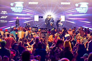 Stars wie Luke Humphries, Gian van Veen und Max Hopp sorgen gemeinsam mit feiernden Fans für Gänsehautmomente am Nürburgring - Foto: Gruppe C/Todorov