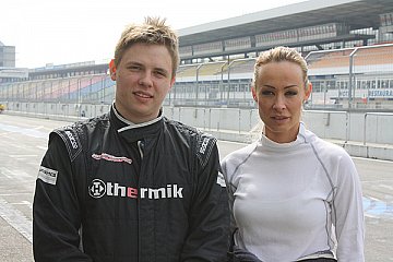 Cora Schumacher mit Test-Kollegen Maximilian Völker - Foto: Ralph Monschauer
