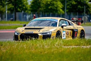 Tobias Erdmann gewinnt Rennen 1 der GT4-AM