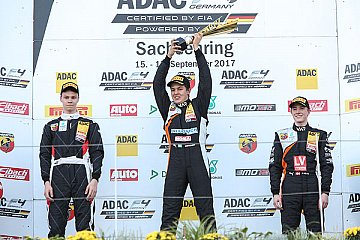 Drei Piloten von Van Amersfoort Racing auf dem Siegerpodest: Artem Petrov, Meisterschaftskandidat Felipe Drugovich und Frederik Vesti (v.l.) - Foto: ADAC