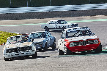 Renntourenwagen und GTs im vollen Starterfeld der AvD-Tourenwagen- und GT-Trophy sorgen für Stimmung. Separate Wertungen für das große Kontingent von Alfa-Romeo-Fahrzeugen sowie der