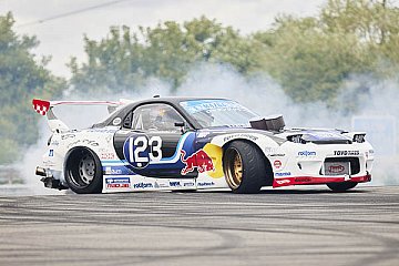 Max Verstappen stellt Auto quer und lernt Drifting vom Profi