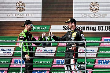 Mirko Bortolotti und Maro Engel (l-r) feiern auf dem DTM-Podium - Foto: ADAC
