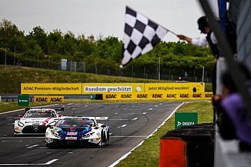 Besonderer Moment: Luca Engstler gewann mit einem Vorsprung von 0,3 Sekunden auf Maro Engel - Foto: ADAC