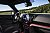 Sportliches Design mit griffigem Racing-Lenkrad und Dashboard im Cockpit - Foto: BMW