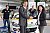 Opel-Marketingchefin Tina Müller und RAVENOL-Geschäftsführer Paul Becher beim Handshake. Opel-Werkpilot Marijan Griebel und RAVENOL-Motorsportchef Martin Huning freuen sich im Hintergrund auf die neue Zusammenarbe