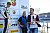 Ex-DTM-Champion Timo Scheider überreichte Zendeli den Siegerpokal - Foto: ADAC