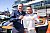 ADAC Motorsportchef Thomas Voss überreichte Christopher Mies am Sonntag einen Strampler - Foto: ADAC