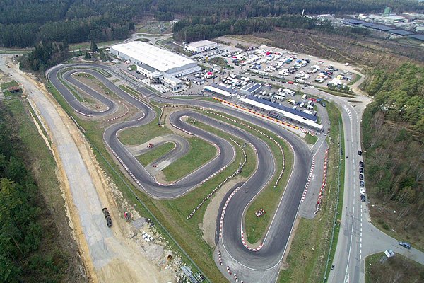 Ein Gokart-Auto steht auf der Autobahn und wartet auf den Fahrer